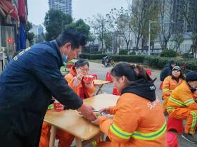 武汉汉阳区早餐店寒冬送暖，为环卫工人免费提供爱心早餐