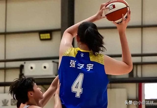 17岁女篮新星2米26压篮板热身，赛场霸气震撼全场